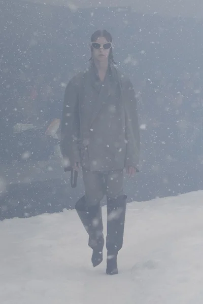 Look 16
